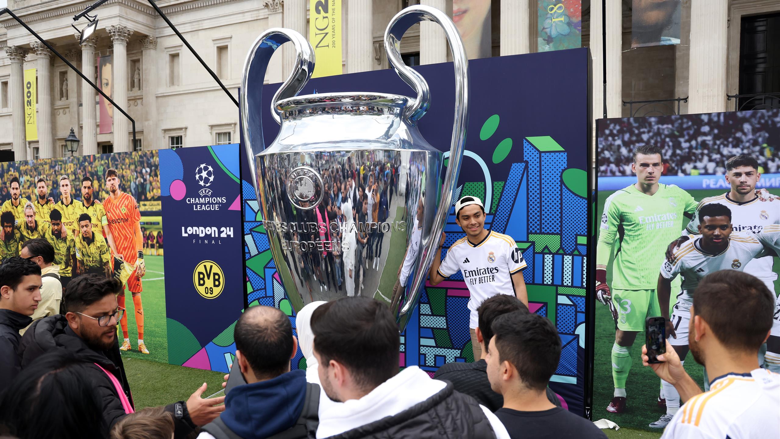 皇家马德里对阵多特蒙德的比赛直播——欧洲冠军联赛决赛最新消息，球迷们在温布利大球场观看决赛前赶赴伦敦