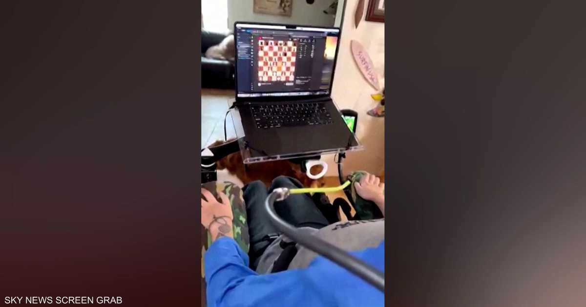 一段“瘫痪男子”“用大脑”下棋的视频……多亏了大脑芯片